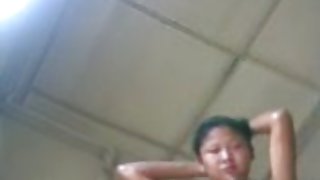 兩個傻瓜把手放在一個老人的嘴裡