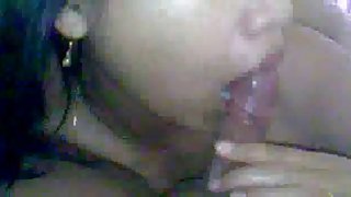 熱的黑髮顯示她的肛門關閉並且給自己