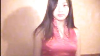 娘娘腔的女孩縫合她的陰部用訂書機和刺穿胸部