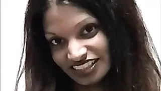 女主人搭上了綁帶，讓奴隸舔他和他的陰部