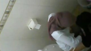 扎著辮子的女孩猥褻男性成員