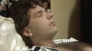 婊子在陰道裡戳了一個巨大的假陽具