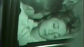 紋身的色情模特在鑄造時熱情地吸吮公雞