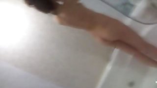 受虐狂安排在鋒利的刺上散步