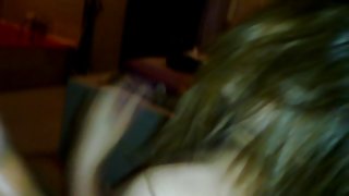 成熟的女同性戀者玩一個沉重的振動器