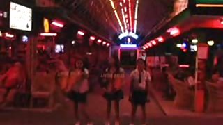 Roxy舔著他容易接觸的朋友的陰蒂