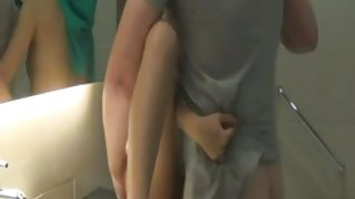 瘦弱的媽媽在不同的房間手淫