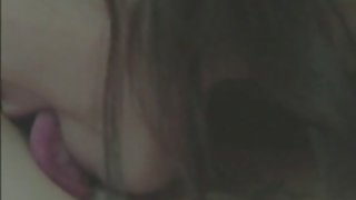 美麗與完美的身體愛撫她的陰部