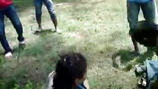 大胸部的金發女郎全心全意地油炸