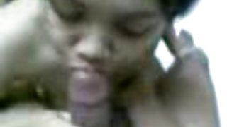 瘦弱的女同性戀者觸摸他們的瘦手指