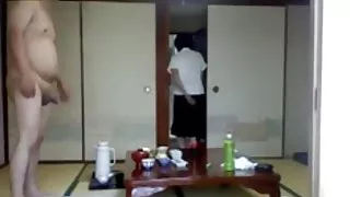 那傢伙綁了那個女孩，並將她的肛門孔打開了