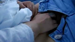 男性巧妙地傾向於性別小胸的年輕davalka