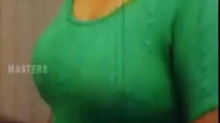 性感的黑白混血兒與一個漂亮的人物進行坦率的採訪