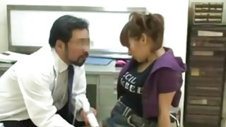 失控的女同性戀者在一棟廢棄建築物中製作了一個罐子