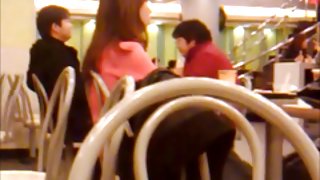 平胸的安娜將她的手指插入陰部