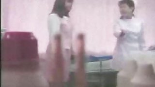 瘦的女孩脫下衣服，並為相機擺姿勢