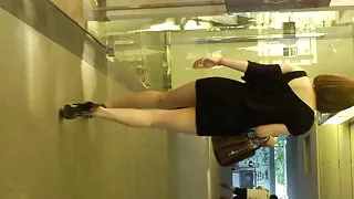 強壯肌肉的女人裸體和做各種運動。