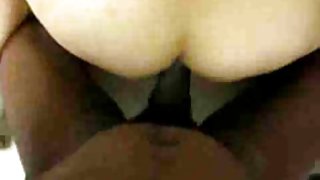 一個年輕的女孩來試駕一輛新車，並從賣家身上吮吸